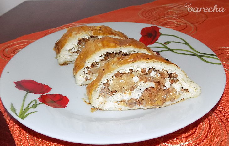 Tvarohový závin z lístkového cesta s pohánkou a jablkami (fotorecept)