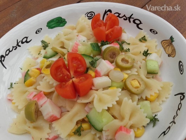 Cestovinový šalát so surimi tyčinkami